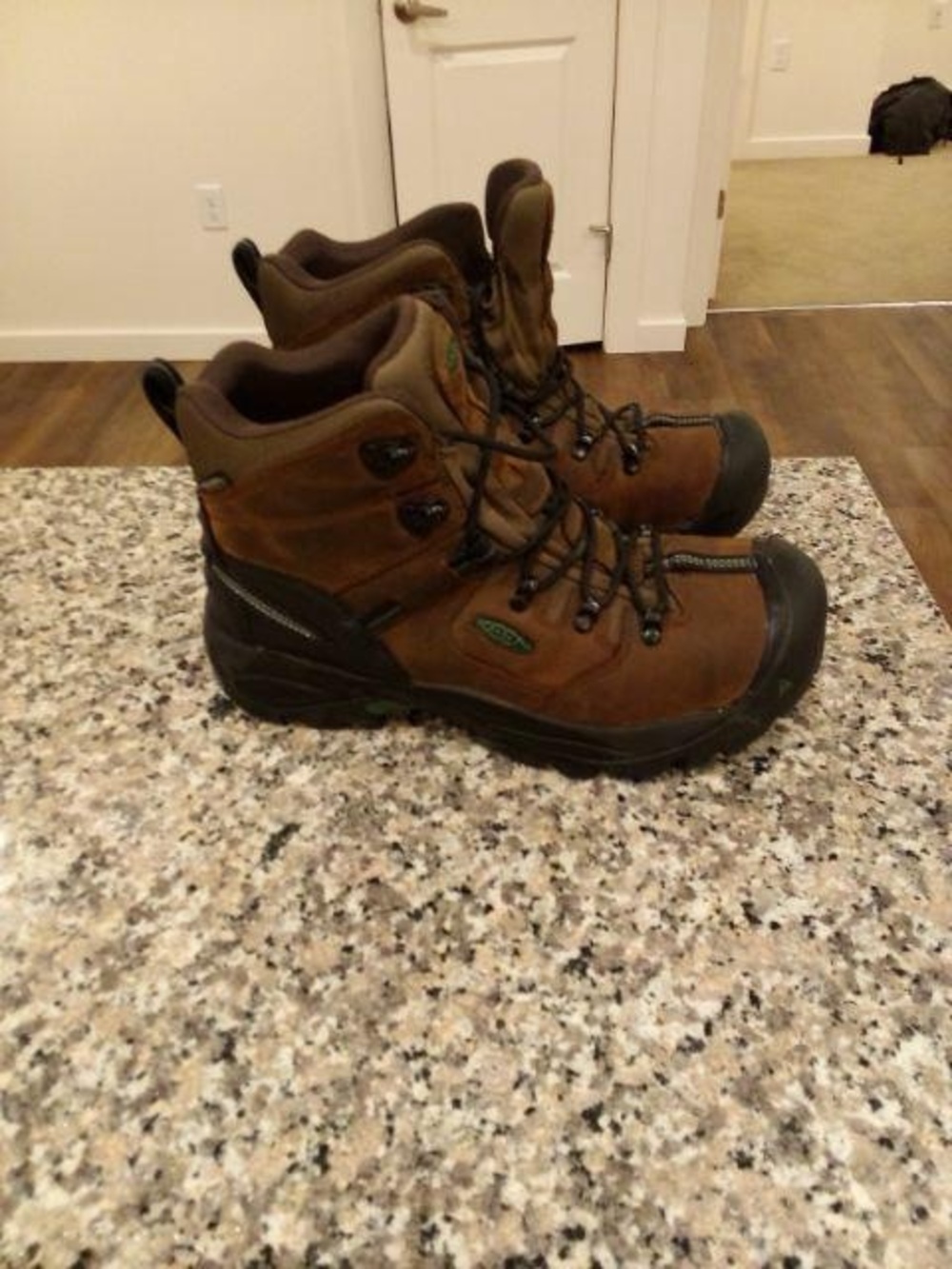 Keen Men's Brown Leather Waterproof Hiking Boots - Picture 4 of 8